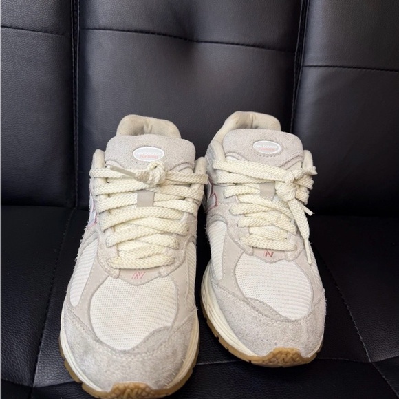 New Balance Beige & Pink Women's Sneaker 2002r - Picture 2 of 5